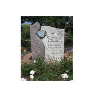 Grabmal zweiteilig/geteiltes Grabmal mit Herz Ausschnitt aus Naturstein