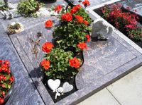 Grabplatte f&uuml;r ein pflegeleichtes Urnengrab mit Schale und Vase