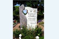 Grabmal zweiteilig/geteiltes Grabmal mit Herz Ausschnitt aus Naturstein